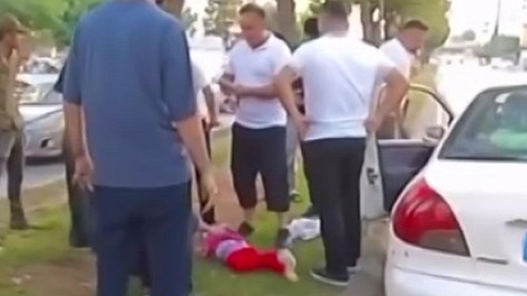 Babalarıyla yolun karşısına geçen çocuklara otomobil çarptı: O anlar kamerada 2