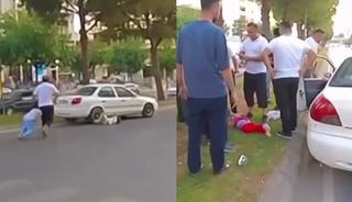 Babalarıyla yolun karşısına geçen çocuklara otomobil çarptı