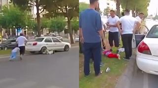 Babalarıyla yolun karşısına geçen çocuklara otomobil çarptı: O anlar kamerada