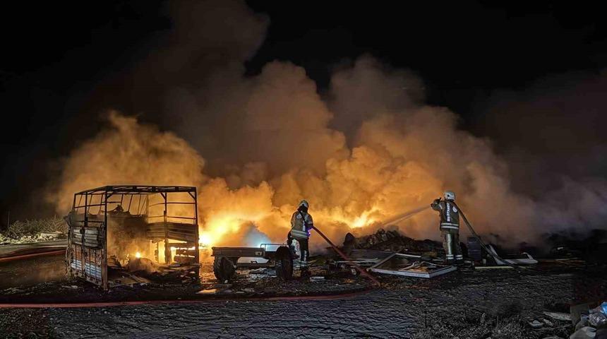 Eyüpsultan’da alevler geceyi aydınlattı: Lastik deposunda korkutan yangın