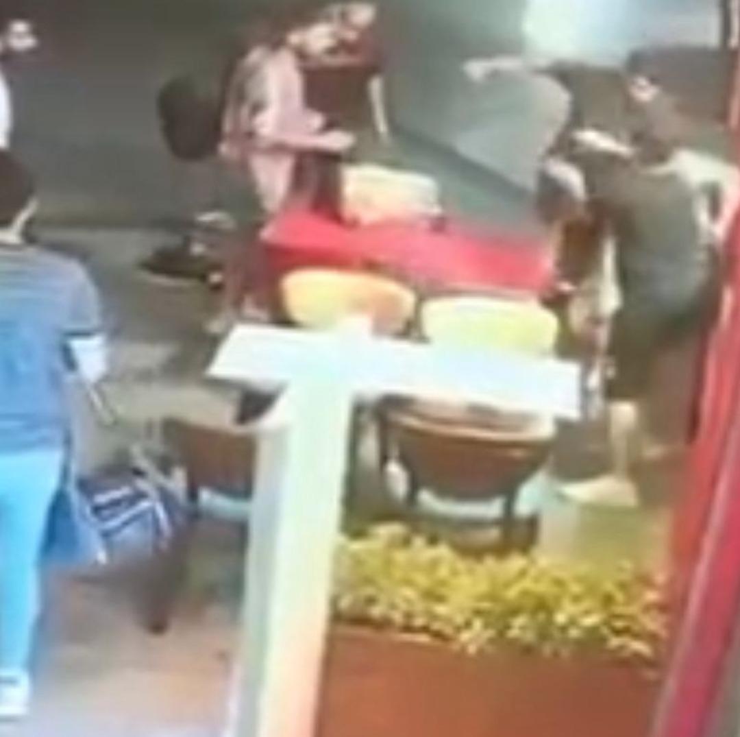 1200xauto Eski eşinin sosyal medyadan yayın yaptığı kişiye bıçakla saldırdı! Olay anı kamerada
