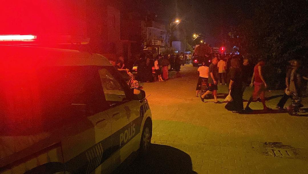 Babasının evini yaktı, alevler bir eve daha sıçradı! Mahallelinin saldırdığı şüpheliyi polis kurtardı 2