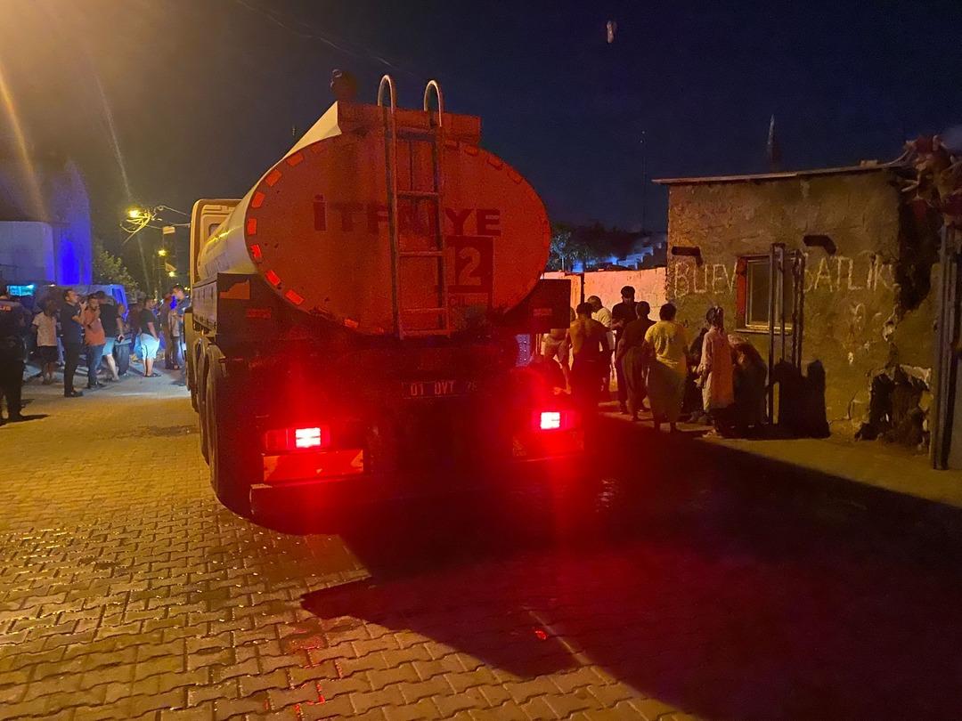 Babasının evini yaktı, alevler bir eve daha sıçradı! Mahallelinin saldırdığı şüpheliyi polis kurtardı 3