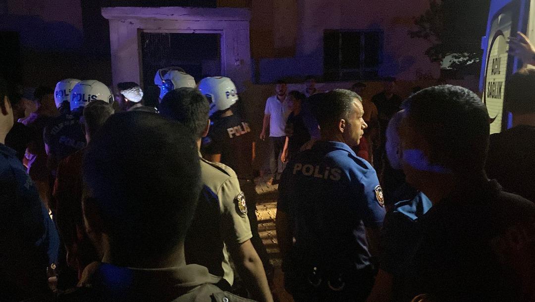 Babasının evini yaktı, alevler bir eve daha sıçradı! Mahallelinin saldırdığı şüpheliyi polis kurtardı 4