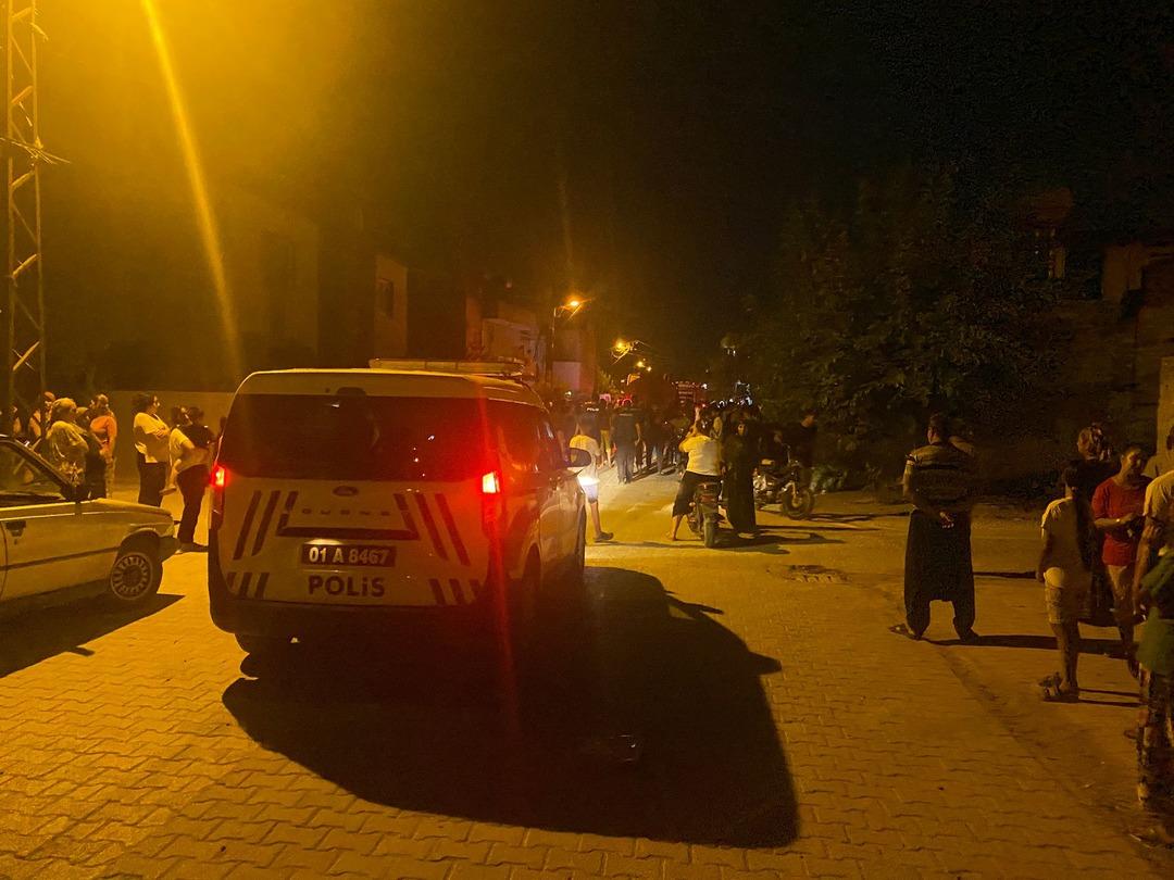 Babasının evini yaktı, alevler bir eve daha sıçradı! Mahallelinin saldırdığı şüpheliyi polis kurtardı 5