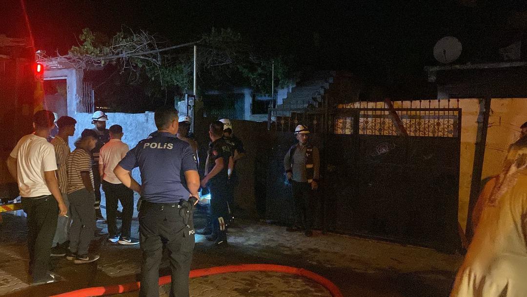 Babasının evini yaktı, alevler bir eve daha sıçradı! Mahallelinin saldırdığı şüpheliyi polis kurtardı 1