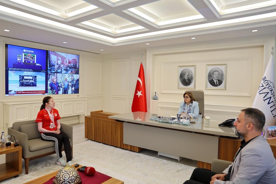 Bir mektupla hayatı değişti! Milli atlet Sevda Kılınç Çırakoğlu kırılma noktasını unutmadı: Fatma Şahin’i ziyaret etti... 2
