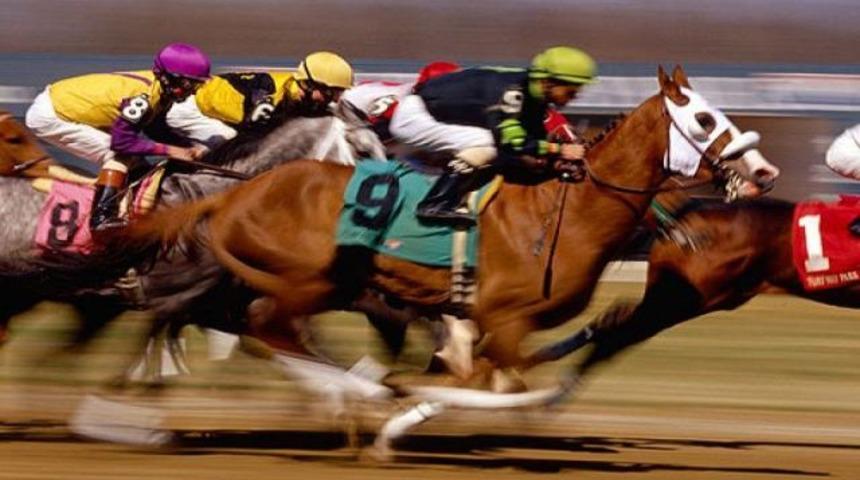 At yarışında inanılmaz kaza! (Video)