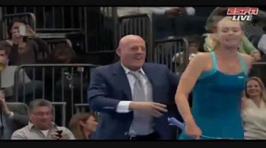 Sharapova ma&ccedil;ı bıraktı, dansa başladı!