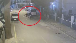 Motosikletli kapkaççılar kadını yerde sürükleyip gasbetti!