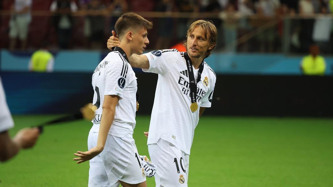 Böyle ayrılık görülmedi! Luka Modric in Arda Güler e veda ettiği anların görüntüsü ortaya çıktı, herkesi duygulandırdı... 10 numaralı formasını ona emanet etti 1