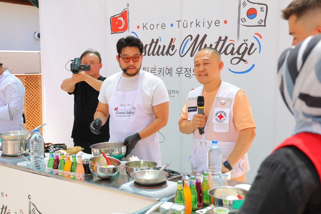 "Kore Türkiye Dostluk Mutfağı" deprem bölgesinde kuruldu: Kızılay gönüllüleri Kore yemekleri, Koreli gönüllüler ise Türk yemekleri hazırladı... 1