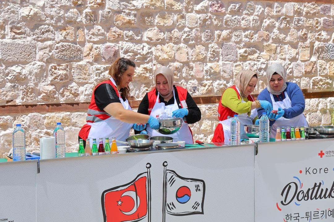 "Kore Türkiye Dostluk Mutfağı" deprem bölgesinde kuruldu: Kızılay gönüllüleri Kore yemekleri, Koreli gönüllüler ise Türk yemekleri hazırladı... 6