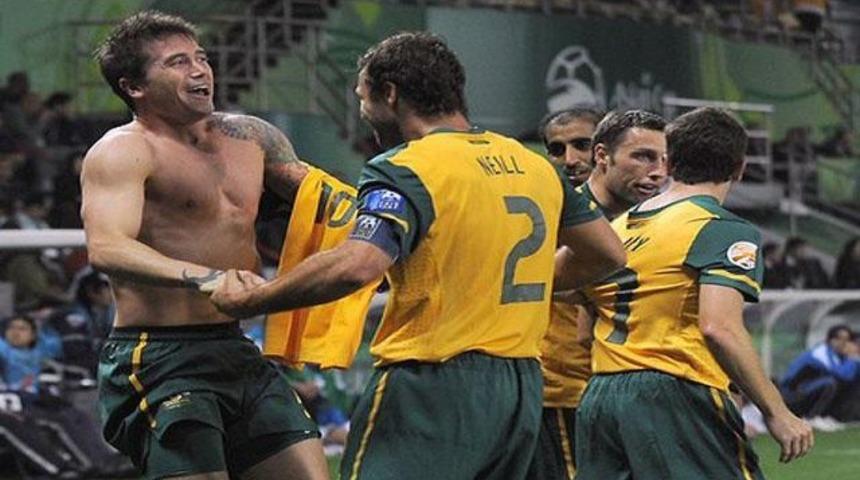 '&Ouml;p Kewell'ın elini'