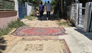 Vatandaş yollara halı serdi! Tepki yağıyor: Başka çare kalmadı!