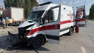 Ankara’da tır ile ambulans çarpıştı: 5 yaralı