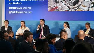 Bakan Kurum deprem bölgesinde yürütülen asrın inşa seferberliğini dünyaya anlattı: 'Saatte 23, günde 550 konut üretiyoruz'