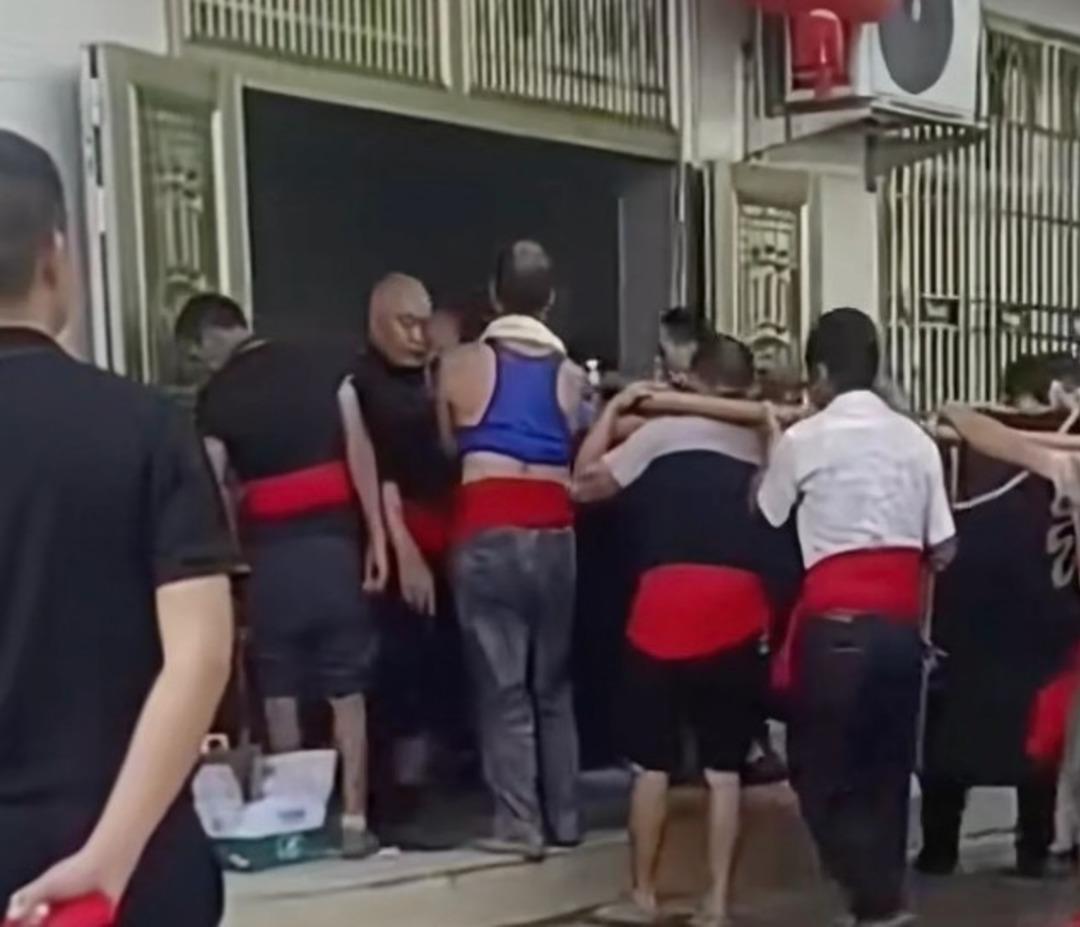 Annesini tabutun içine oturtup 16 erkeğe taşıttı! Nedeni ise duyanları şaşırttı 2