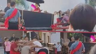 Annesini tabutun içine oturtup 16 erkeğe taşıttı! Nedeni ise duyanları şaşırttı