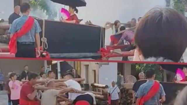 Annesini tabutun içine oturtup 16 erkeğe taşıttı! Nedeni ise duyanları şaşırttı