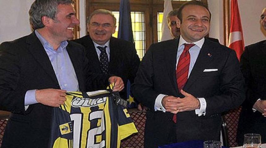 Hagi'ye Fenerbah&ccedil;e forması hediye etti