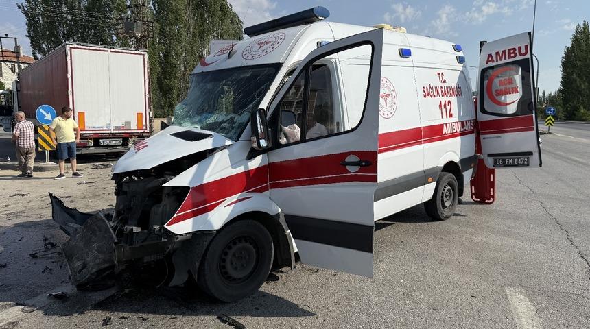 Ankara'da TIR ile ambulans çarpıştı: 5 yaralı
