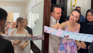 100'lük ve 200'lük banknotları kurdeleye dizdiler! O fenomen yine tepki çekti