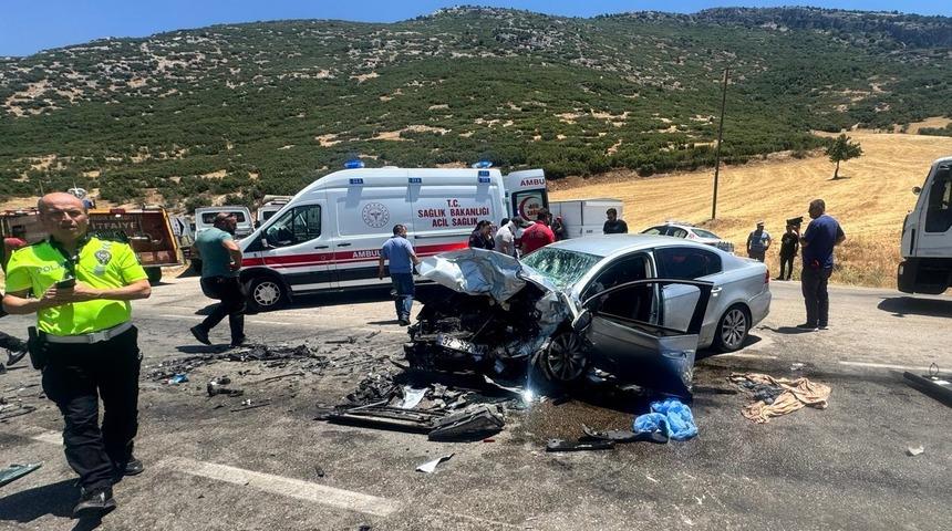 Isparta'da feci kaza: iki otomobil çarpıştı! 1 kişi öldü, 9 kişi yaralandı