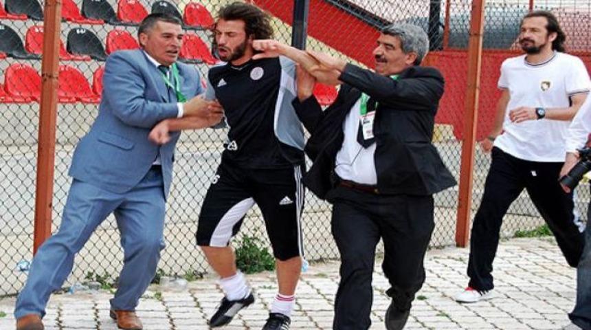 &Uuml;nl&uuml; futbolcuların &ccedil;ileden &ccedil;ıktığı an...