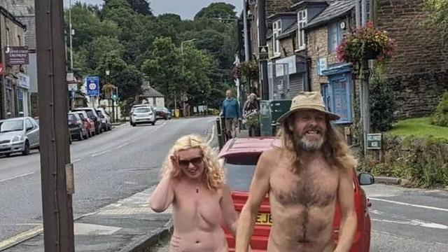 Tamamen çıplak şekilde barlara giden çift görenleri hayrete düşürdü! Arabada soyunup giriyoruz...