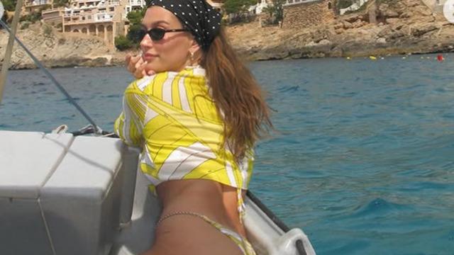 Hailey Bieber çekimlerde! Sarı beyaz bikinisiyle fiziğini sergiledi