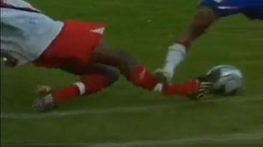 İ&ccedil; acıtan faul (Video)