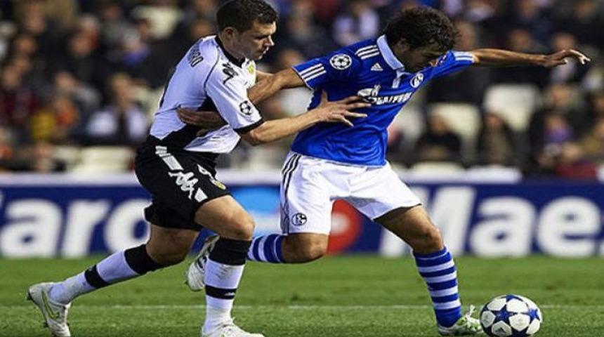 Schalke, Raul'la araladı! (Video)