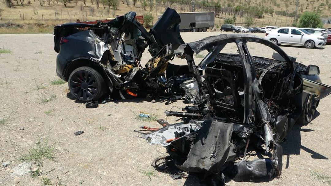 Malatya da korkunç kaza! Tesla ikiye bölündü... Hemşireler hayatını kaybetti 1