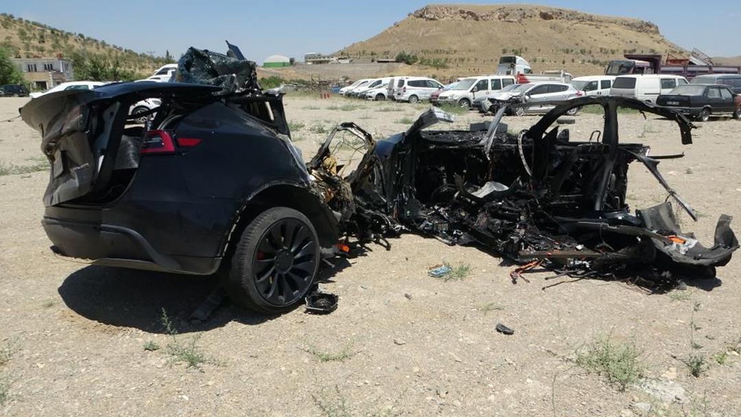 Malatya da korkunç kaza! Tesla ikiye bölündü... Hemşireler hayatını kaybetti 2