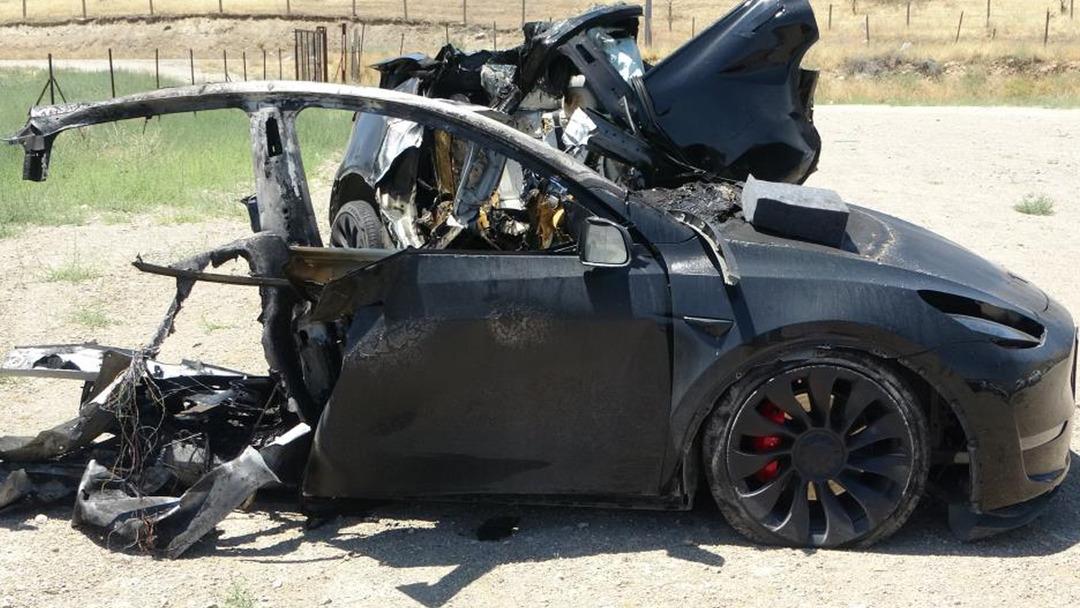 Malatya da korkunç kaza! Tesla ikiye bölündü... Hemşireler hayatını kaybetti 3