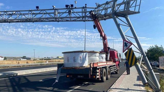 Muratlı’da vinç otoyol plaka tanıma sitemi direğine çarptı