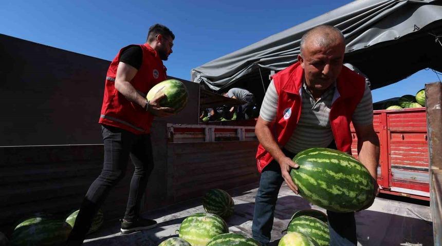 Kayseri’de 17 ton karpuz dağıtıldı