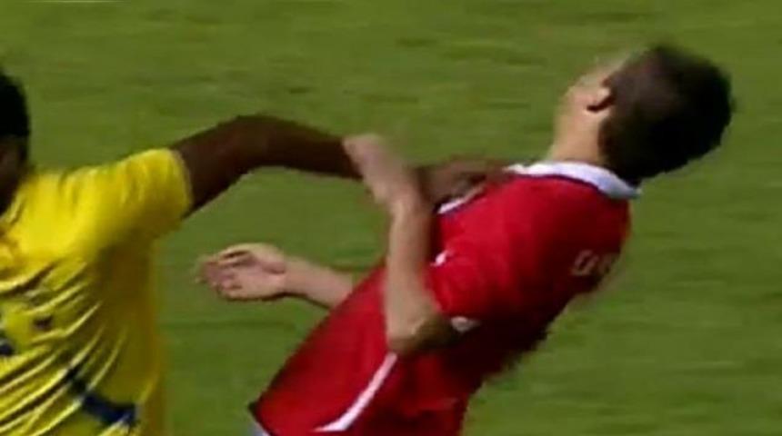 Kendisine dirsek atan futbolcu! (Video)