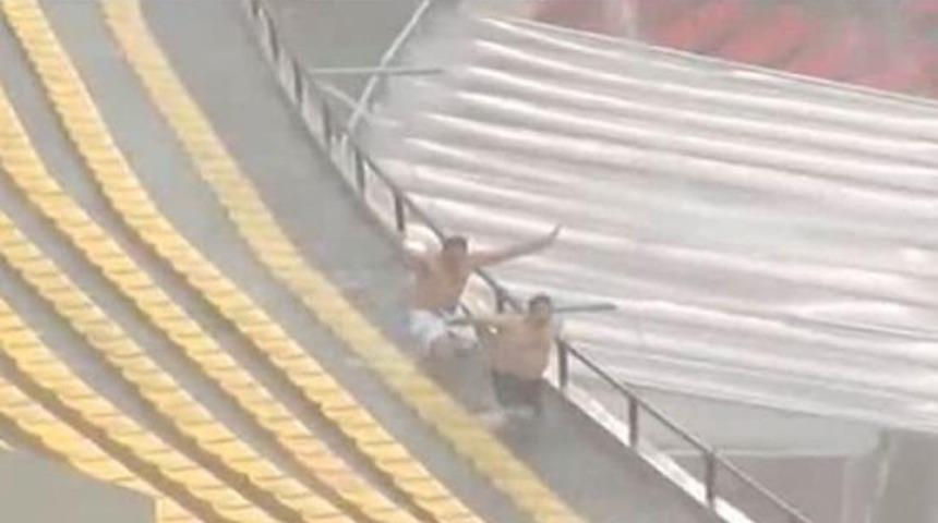 Trib&uuml;nde y&uuml;zd&uuml;ler (İZLEYİN)