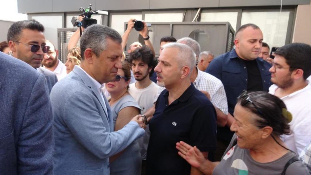 El presidente del CHP, Özel, visita a Böcek, detenido en Antalya.