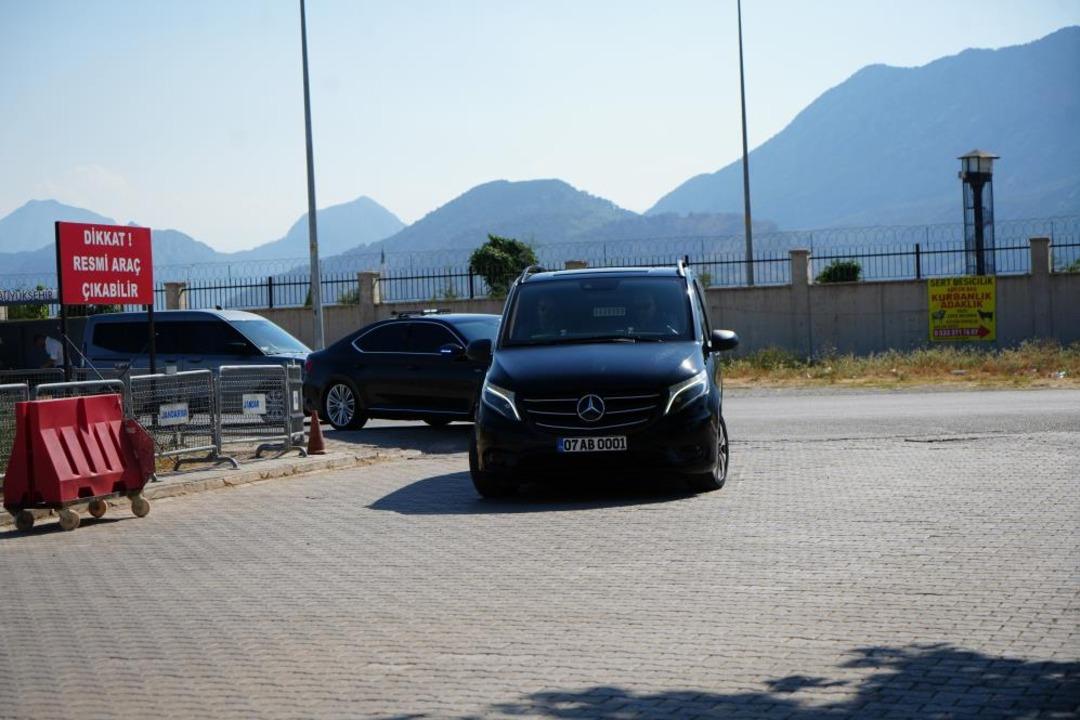 El presidente del CHP, Özel, visita a Böcek, detenido en Antalya.