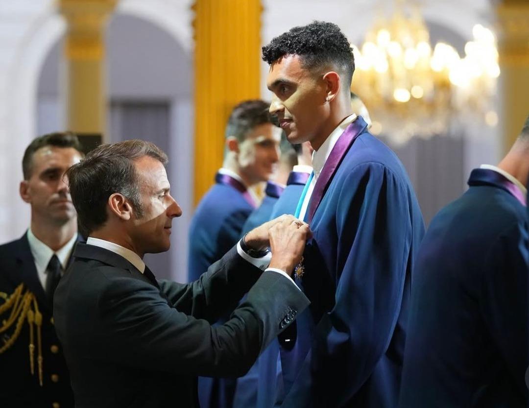 Fenerbahçe’nin olimpiyat şampiyonu Fransız voleybolcuları Macron tarafından ödüllendirildi! 2