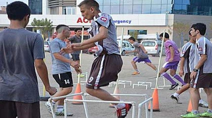 Antrenmanları otoparkta yapıyorlar!