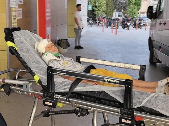 Demir kapı üzerine devrilen Muhammed yaralandı