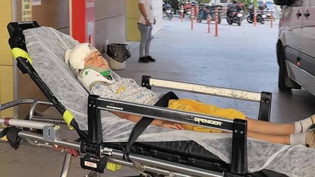 Apartman bahçesinde oynarken üzerine demir kapı devrilen Muhammed yaralandı