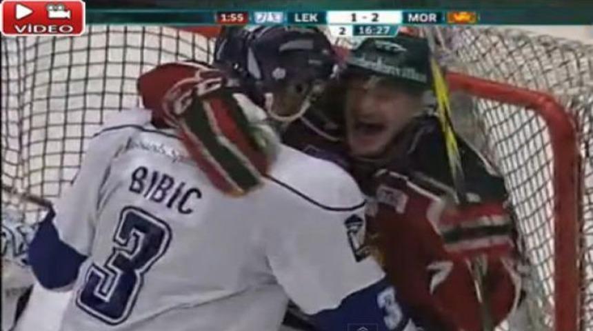 Gol sevincini rakiple paylaşınca (Video)