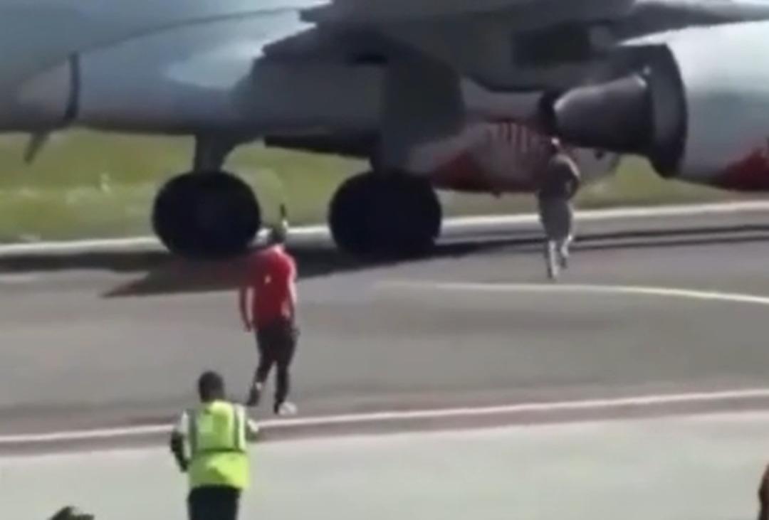 Koşarak uçağın motorunun içine atladı! Havalimanında korkunç olay... Pilot: Sakın dışarı bakmayın! 1