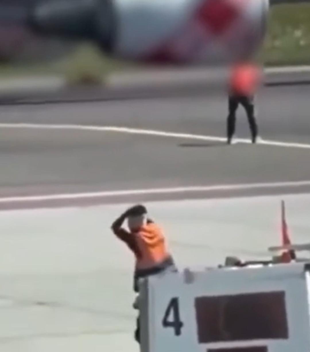 Koşarak uçağın motorunun içine atladı! Havalimanında korkunç olay... Pilot: Sakın dışarı bakmayın! 2