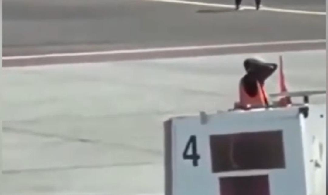 Koşarak uçağın motorunun içine atladı! Havalimanında korkunç olay... Pilot: Sakın dışarı bakmayın! 3